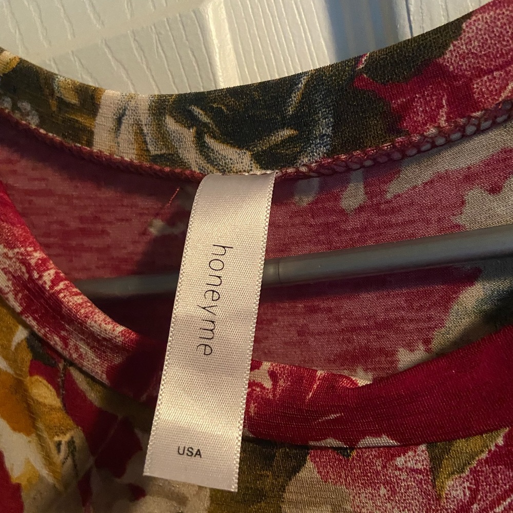 Honeyme size large. Floor length Floral red dress